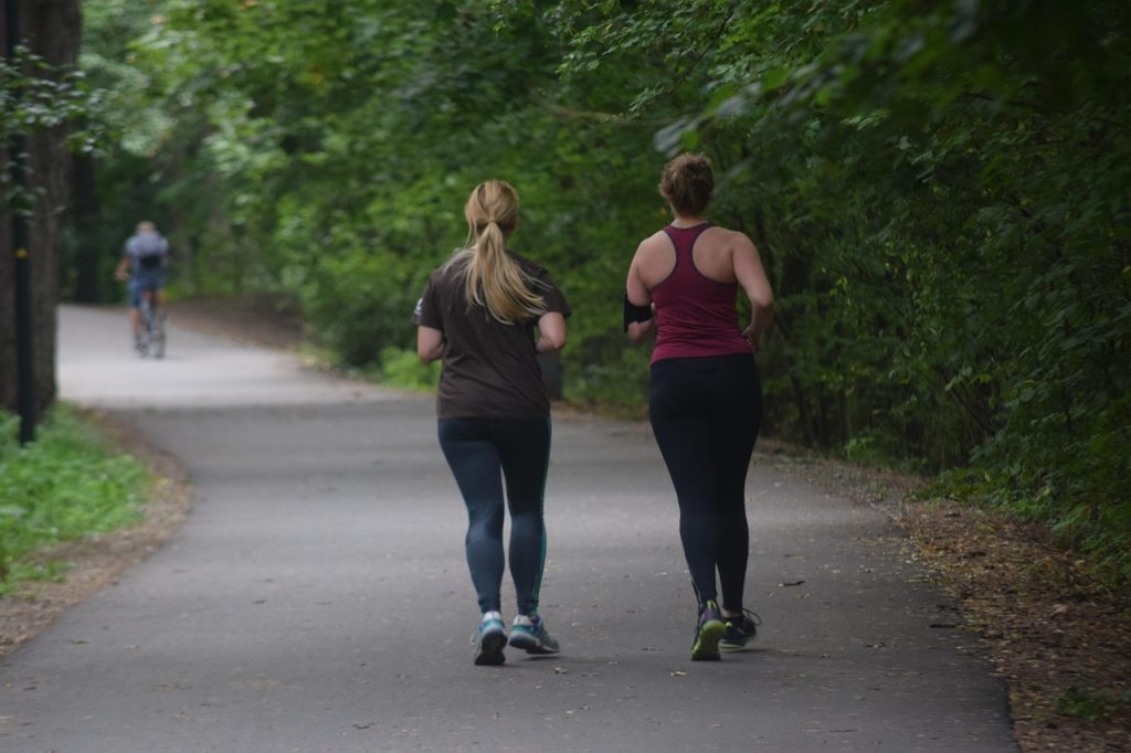2 Frauen joggen im Park
